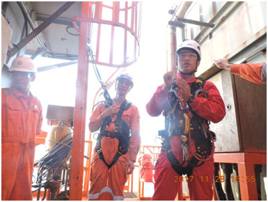 培训师在为平台员工讲解高空作业安全知识 培训师在为平台员工讲解高空作业安全知识