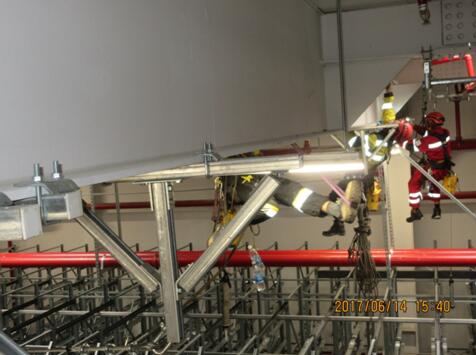 技术员用活动梁卡作业中 技术员用活动梁卡作业中